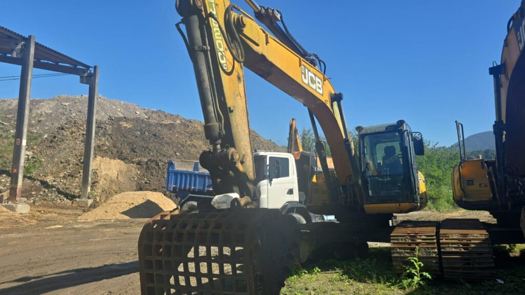 Escavadeira Hidráulica – Marca: JCB – MOD: JS200