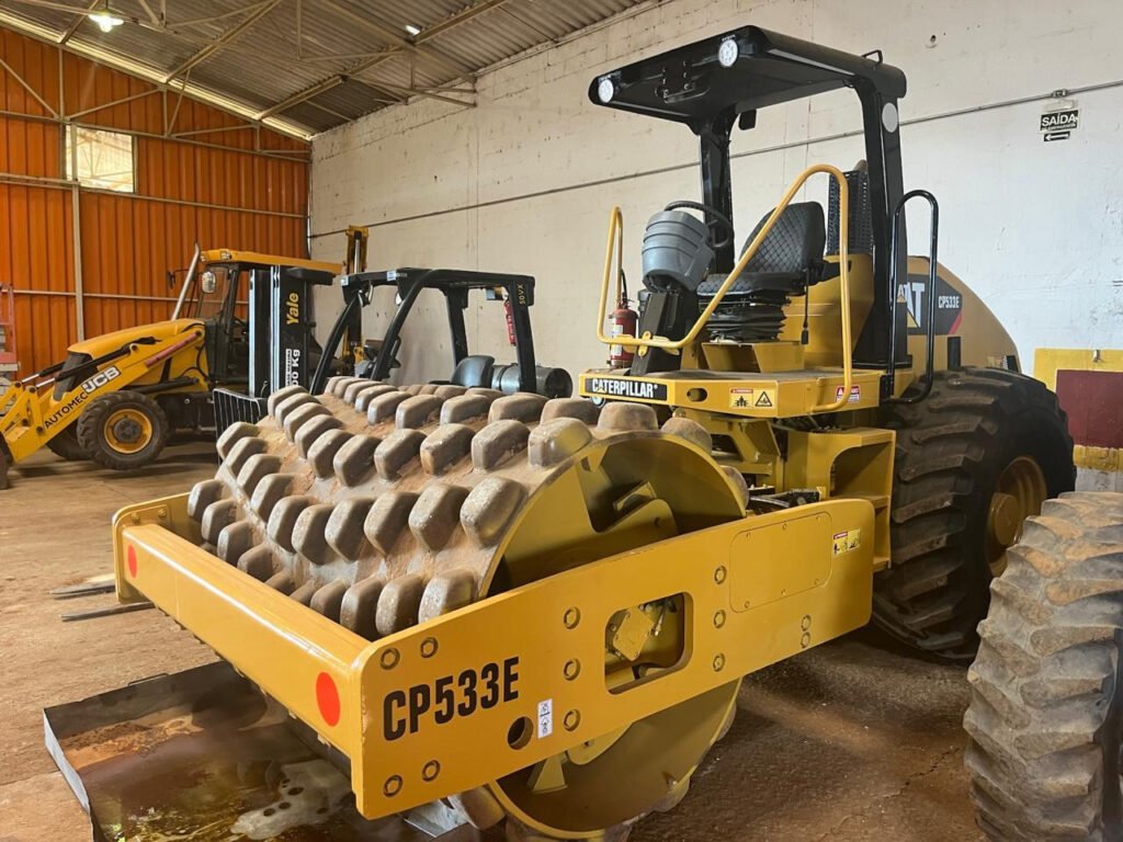 Rolo Compactador Caterpillar CP533E