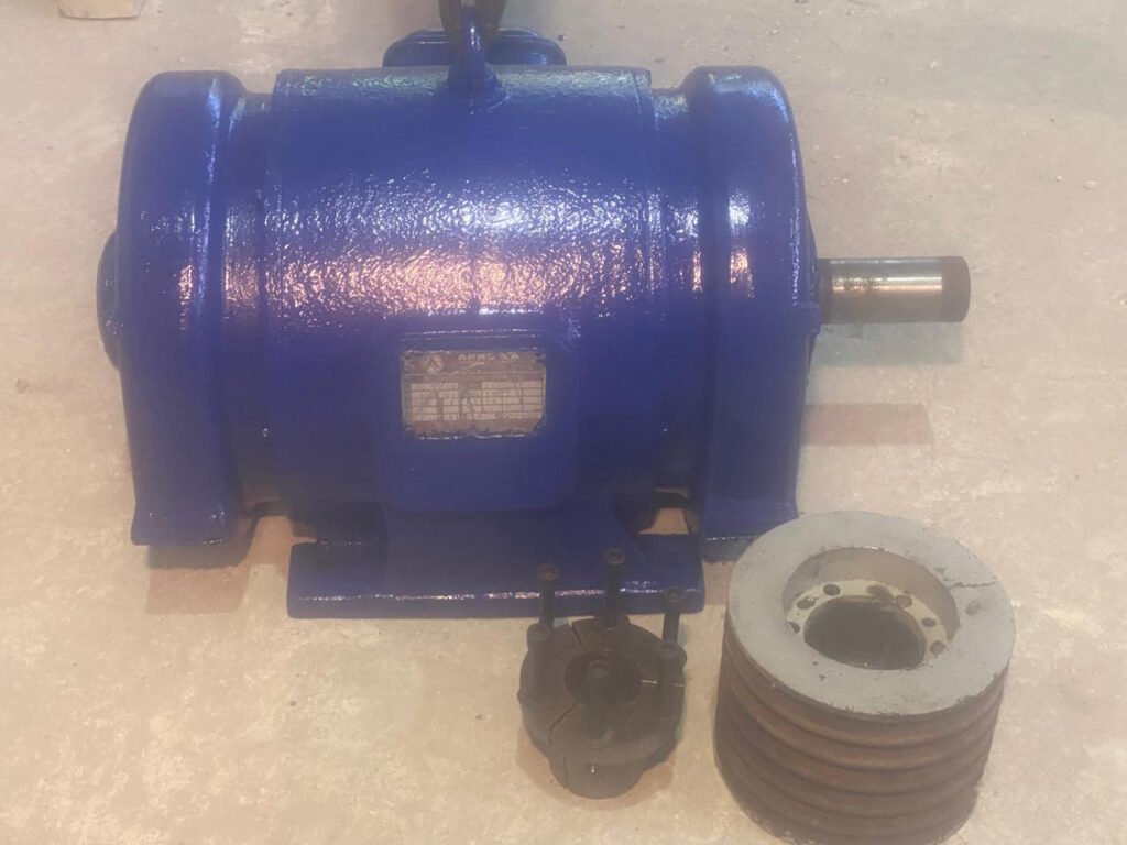 Motor ARNO modelo E 200 LF, 30 CV, 60 Hz, 220 / 380 V, 880 rpm (com pés) com polia215 mm, seis bornes Correia C em V com fixação no eixo através de chaveta e bucha cônica