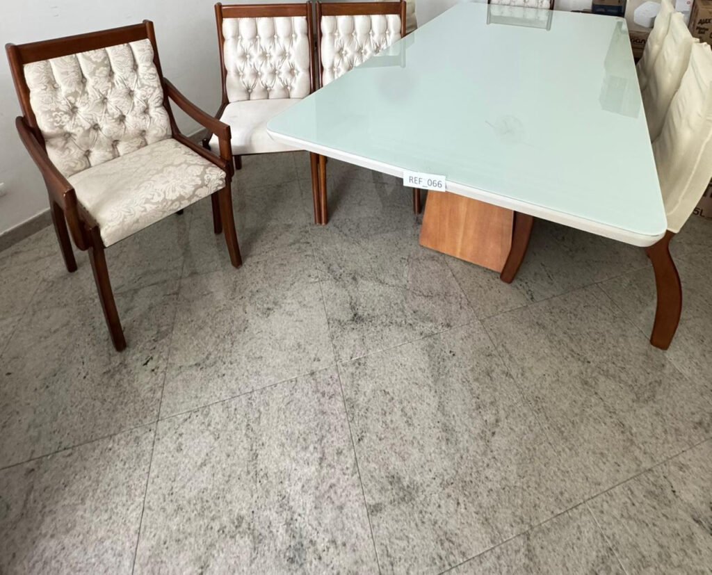 Mesa off white com vidro e 8 Cadeiras de madeira – REF 66