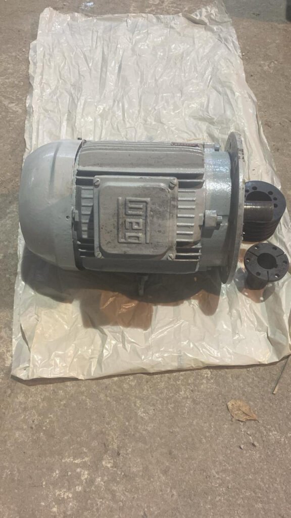 Motor WEG flangeado Mod 132M 886, 60Hz, 220 / 380 V, 10CV, 1.150 rpm, com polia 120 mm com cinco bordes para correias perfil A fixada através de chaveta e bucha cônica