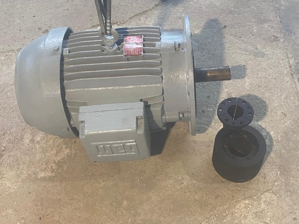 Motor WEG modelo 160 M 581, 10 CV, 60 Hz, 220 / 380 V, 1140 rpm, flangeado, acompanha polia 140 mm 6 bornes para correias perfil B em V fixada no eixo com chaveta e bucha cônica