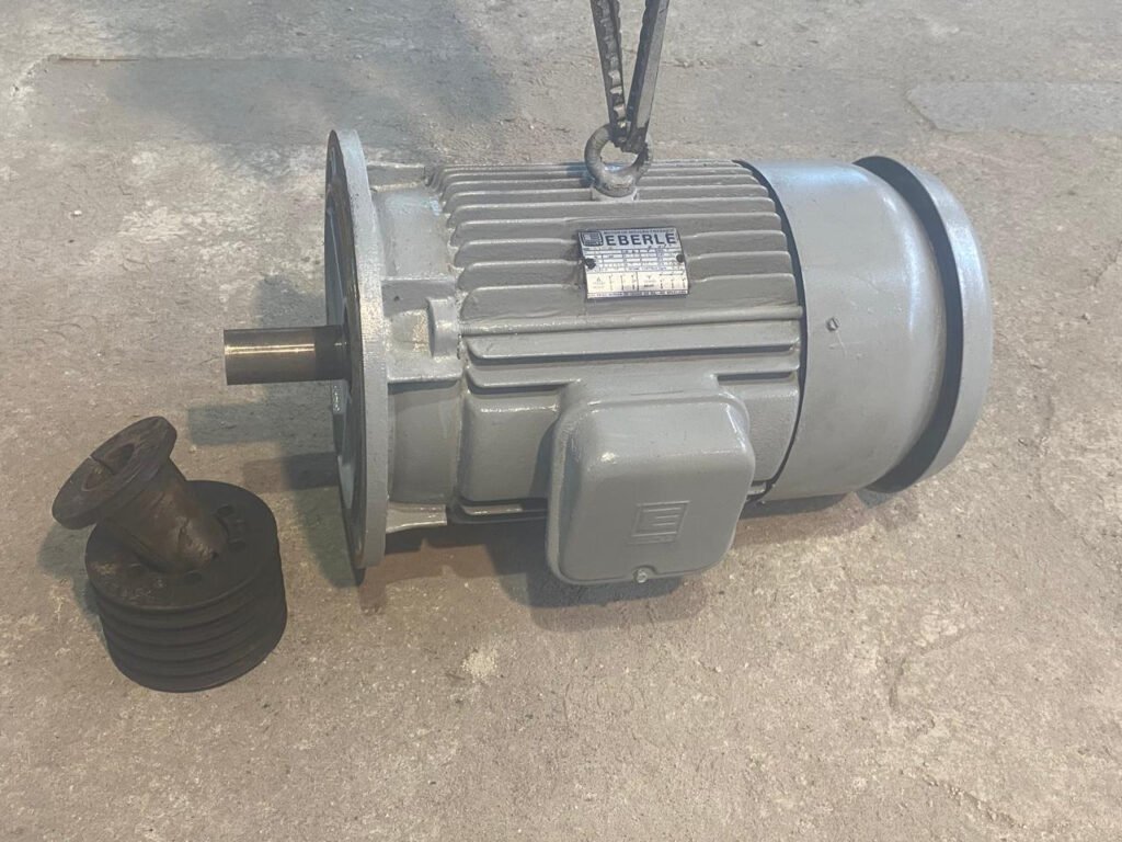 Motor EBERLE Modelo S 132 M6, # MV, flangeado, 220/380 V, 60 Hz, 10 CV, 1150 rpm com polia 120 mm seis bornes para Correia mod A perfil V com fixação no eixo através de bucha cônica e chaveta