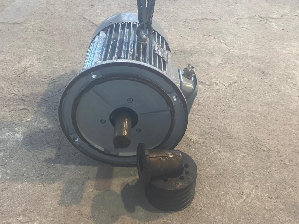 Motor EBERLE Modelo S 132 M6, # MU, flangeado, 220/380 V, 60 Hz, 10 CV, 1150 rpm com polia 120 mm seis bornes para Correia mod A perfil V com fixação no eixo através de bucha cônica e chaveta
