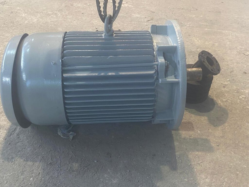 Motor EBERLE Modelo S 132 M6, #LV flangeado, 220/380 V, 60 Hz, 10 CV, 1150 rpm com polia 120 mm seis bornes para Correia mod A perfil V com fixação no eixo através de bucha cônica e chaveta