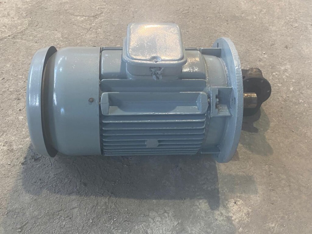 Motor EBERLE Modelo S 132 M6, # 05/95, flangeado, 220/380 V, 60 Hz, 10 CV, 1150 rpm com polia 120 mm seis bornes para Correia mod A perfil V com fixação no eixo através de bucha cônica e chaveta