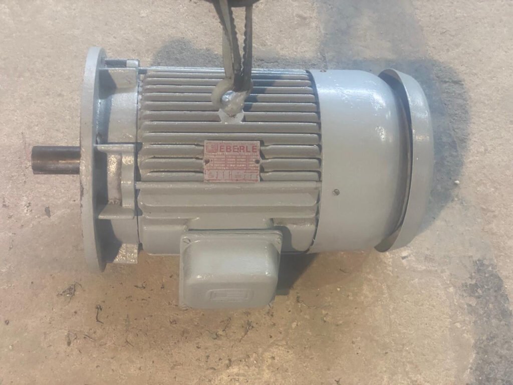 Motor EBERLE modelo B 132 M6, # 606 CT, 10 CV, 60 Hz, 220 / 380 V, 1150rpm, flangeado,