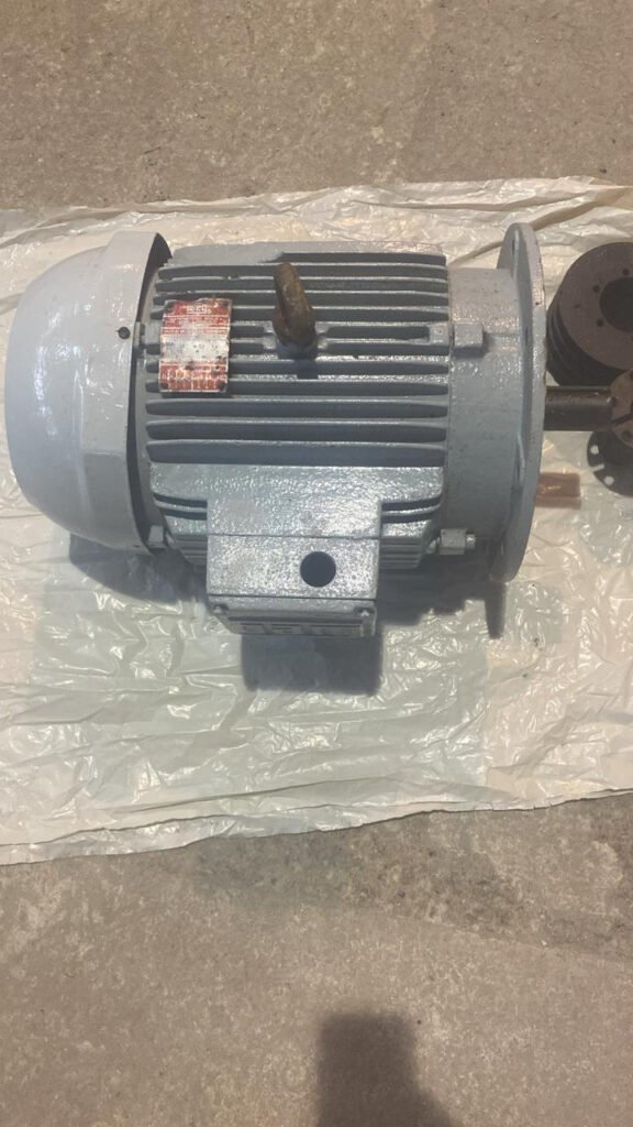 Motor WEG flangeado + pés Mod 132M 782, 60Hz, 220 / 380 V, 12,5CV, 3.515 rpm, com polia 120 mm com cinco bordes para correias perfil A ficada através de chaveta e bucha cônica