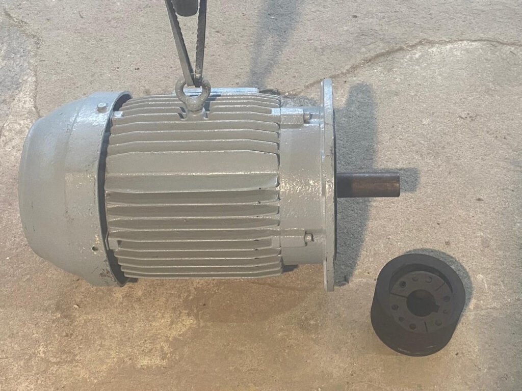 Motor WEG modelo 160 M 581, 10 CV, 60 Hz, 220 / 380 V, 1140 rpm, flangeado, acompanha polia 140 mm 6 bornes para correias perfil B em V fixada no eixo com chaveta e bucha cônica