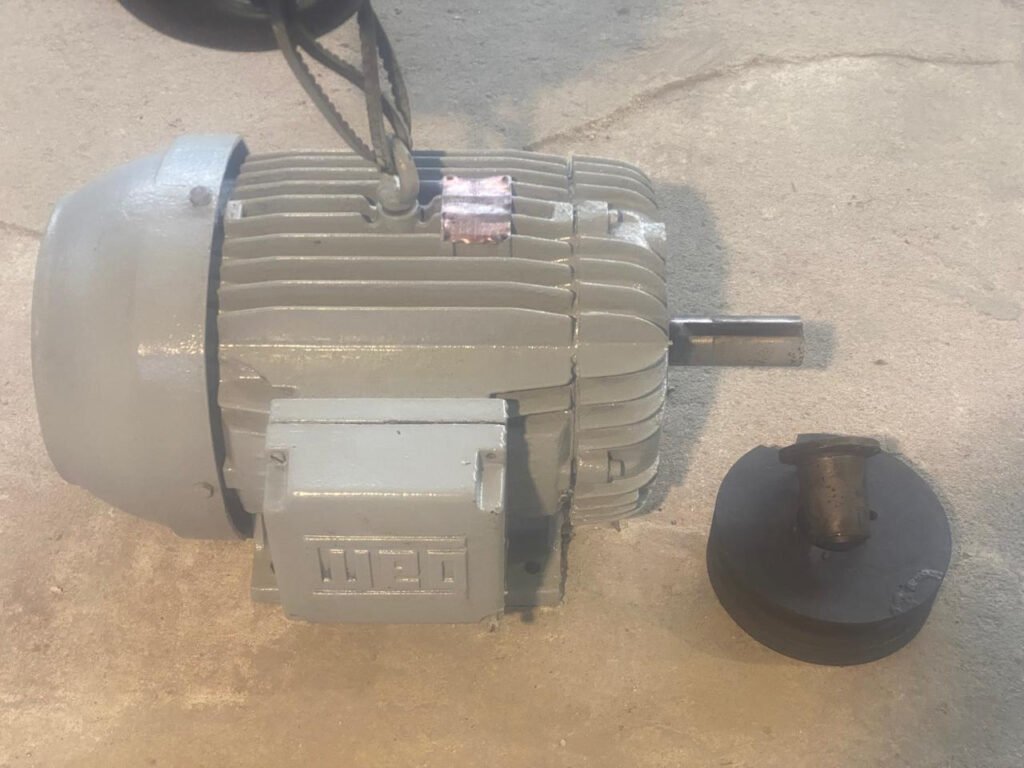 Motor WEG modelo 160 M 985, 10 CV, 60 Hz, 220 / 380 V, 1140 rpm, com pés e flange, acompanha polia 140 mm 6 bornes para correias perfil B em V fixada no eixo com chaveta e bucha cônica