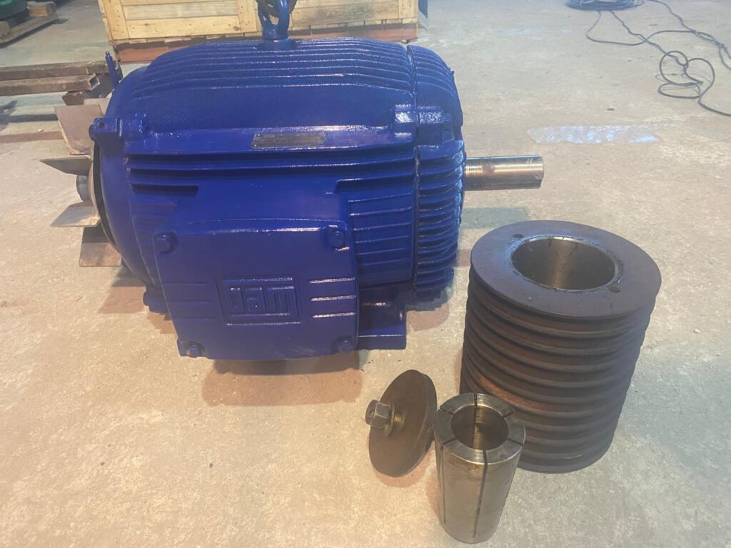 Motor WEG modelo 225 S/M, 60 CV, 60 Hz, 220 / 380 / 440 V, 1180 rpm (com pés) com polia 225 mm, 10 BorgesCorreia C em V com fixação no eixo chaveta e bucha cônica