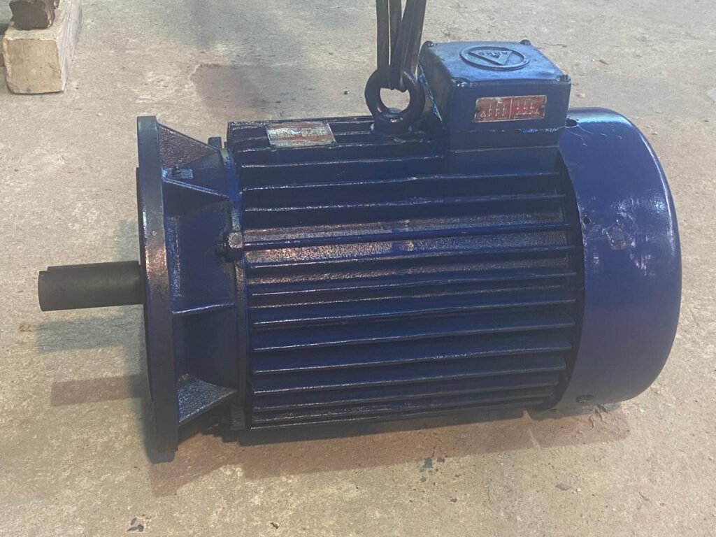 Motor ARNO, modelo ER 160 LFFL, 30 CV, 60 Hz, 220 / 380 V, 1740 rpm, flangeado, com polia 109 mm Correia B em V fixada no eixo através de bucha cônica