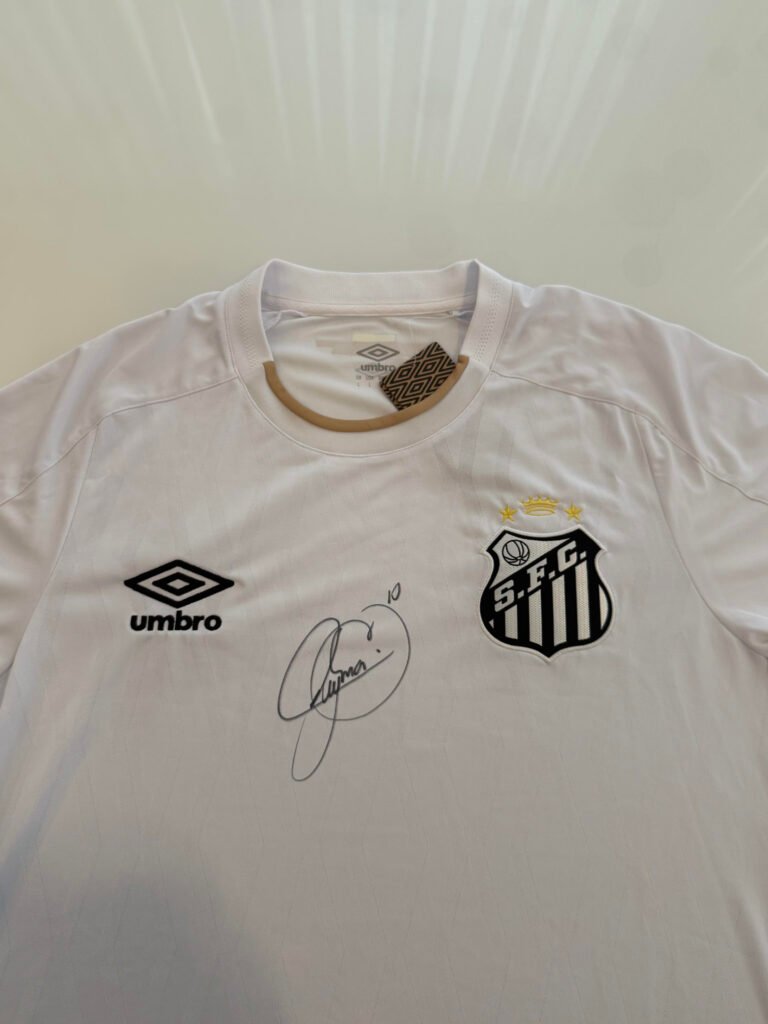 01 Camiseta Oficial do Santos Autografada pelo Neymar