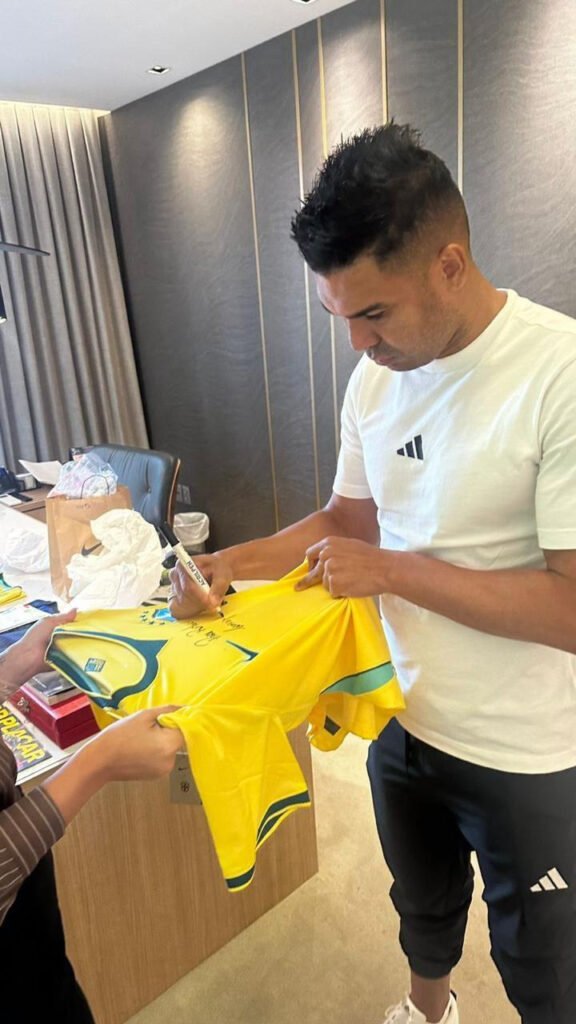 01 Camiseta Oficial da Seleção Brasileira Autografada pelo Casemiro