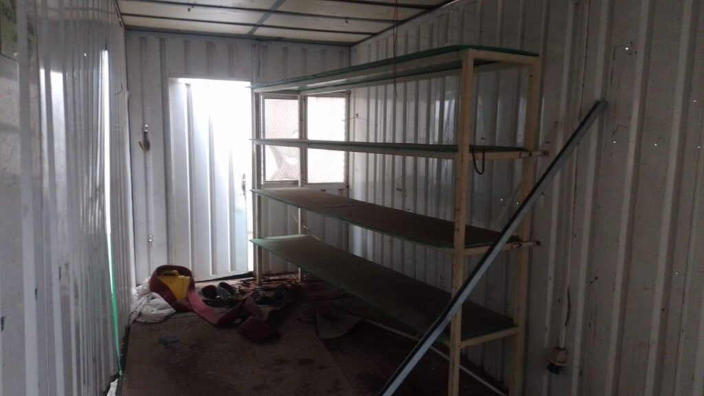 01 CONTAINER HABITACIONAL 6M TIPO ALMOXARIFADO C/ 01 PRATELEIRA