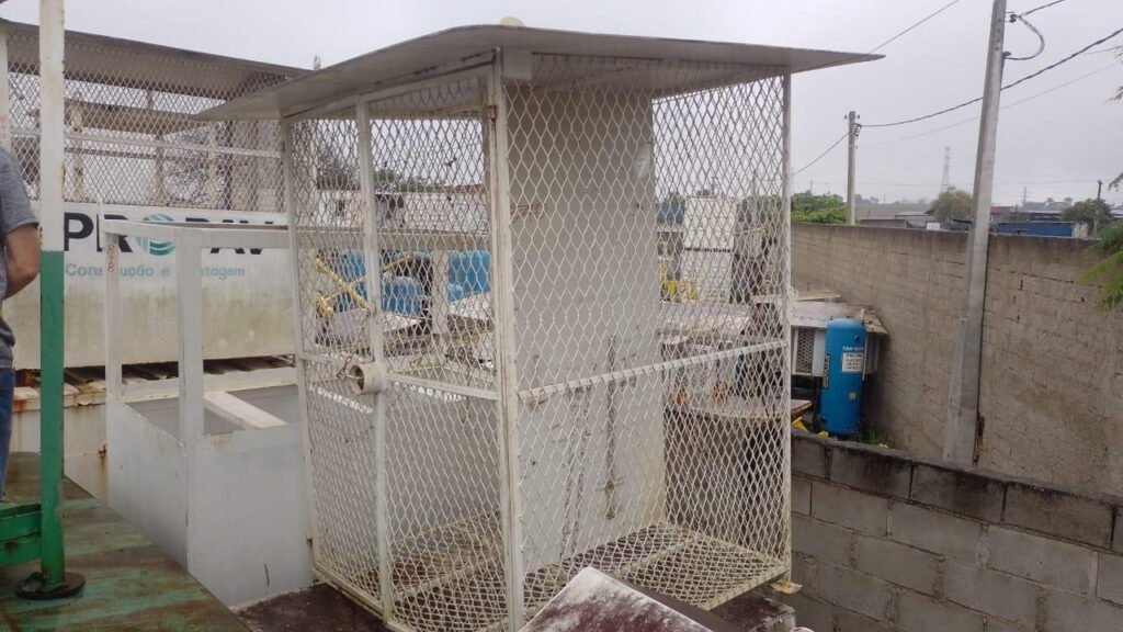 01 ABRIGO PARA CILINDROS FABRICADO EM ACO CARBONO LARGURA 1,45M X PROFUNDIDADE 1,45M X ALTURA 1,90M