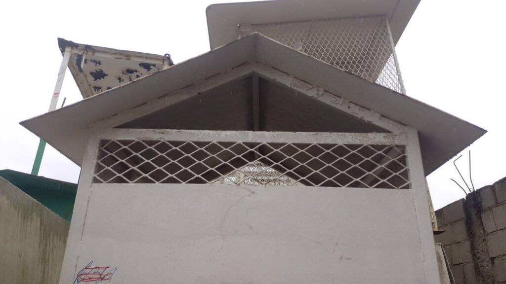 01 CASA DE ARMAZENAMENTO DE TINTAS EM FABRICADA EM ACO CARBONO LARGURA 1,20M X PROFUNDIDADE 1,30M X ALTURA 2,65M