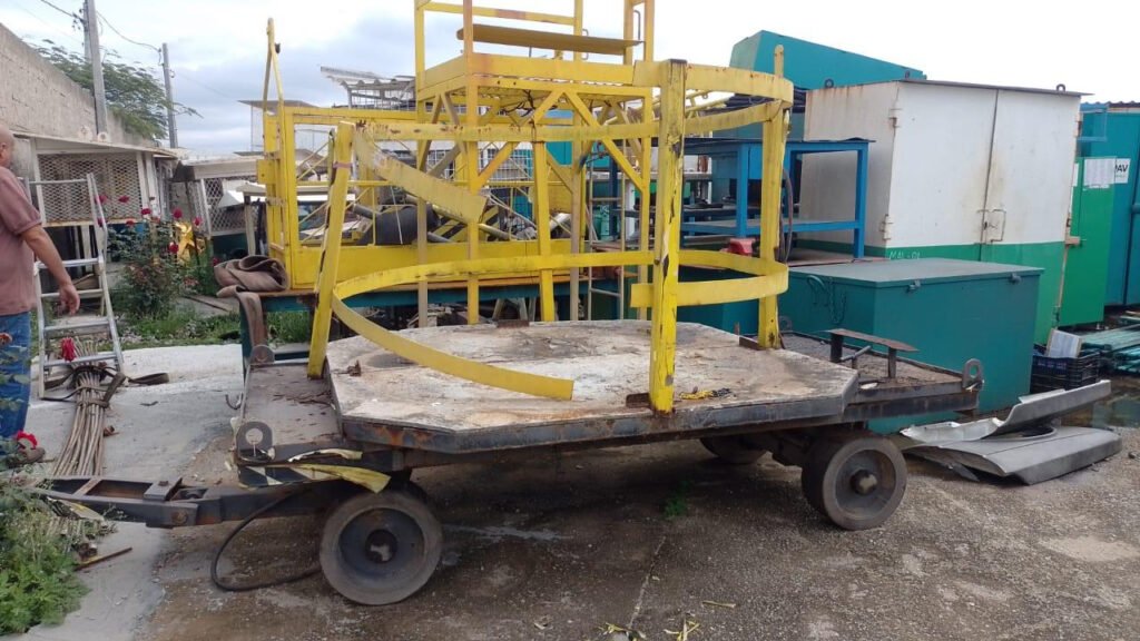 04 CARRINHO INDUSTRIAL SENDO 01 C/ MANGUEIRAS DE JATO E 01 COM PRATELEIRAS DESMONTADAS