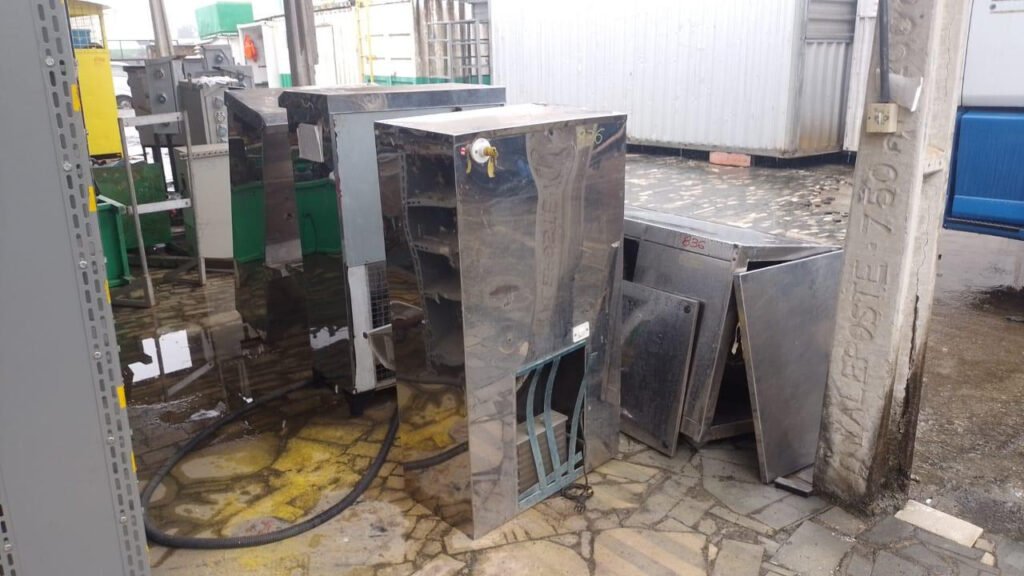04 BEBEDOURO 100L + 01 BEBEDOURO 150L