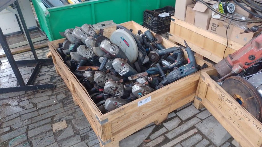 28 ESMERILHADEIRA 7″ + 20 ESMERILHADEIRA 4″ + 13 RETIFICADEIRA + 01 SERRA TICO-TICO + 01 SERRA MÁRMORE + 01 SERRA POLICORTE + 05 FURADEIRAS + 04 MOTOR ASPIRADOR DE PÓ