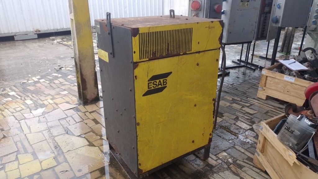 01 MÁQUINA DE SOLDA ESAB LAE 800BR