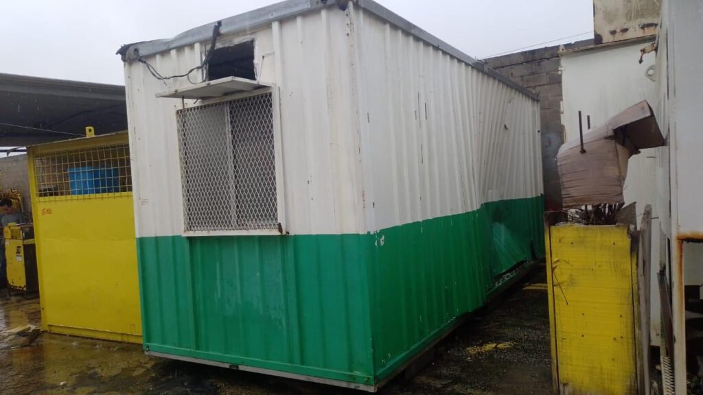 01 CONTAINER HABITACIONAL TIPO ESCRITORIO 6M COM 01 LATERAL DANIFICADA